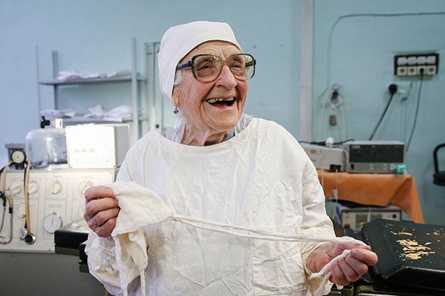 Aos 91 anos, cirurgiã mais velha do mundo faz cerca de quatro operações por dia